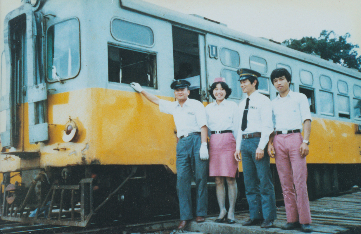 民國71年南下最後的光華號列車人員在玉里站合影留念